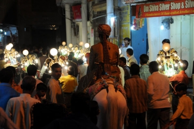 Watch: Videshi Vloggers Get down to Desi Beats in a Random Indian Wedding